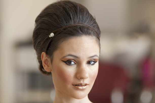 一个年轻漂亮的女人的肖像图片下载