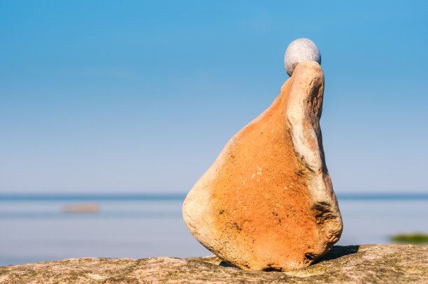 变形扭曲的石头图片下载