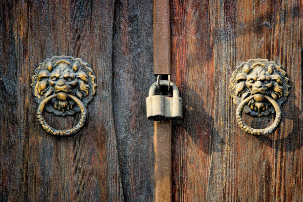 旧木门上的古老门环图片下载