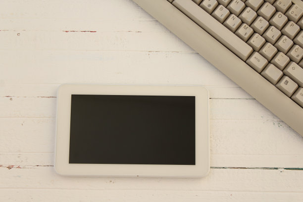 白色背景的键盘和平板电脑图片下载