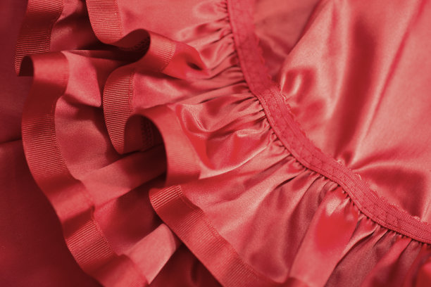 红色服装的褶边和接缝图片下载