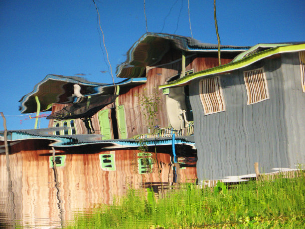 房屋倒影在茵莱湖中图片下载