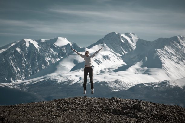 女人享受山。想飞。图片下载