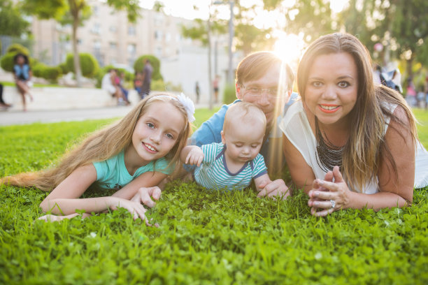 快乐的家人一起在草地上放松，享受春天图片下载