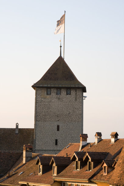 挂着旗帜的城堡塔图片下载