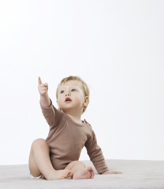 小男孩好奇地指着一间摄影棚图片下载