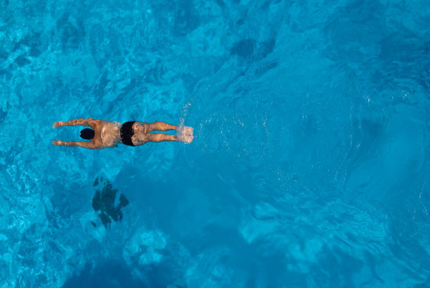 游泳的人图片下载