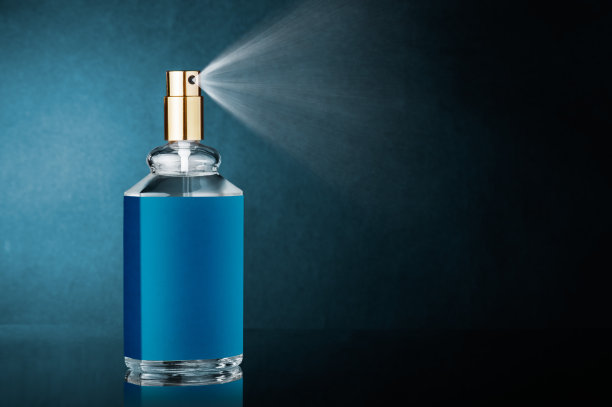 带喷雾的香水瓶图片下载