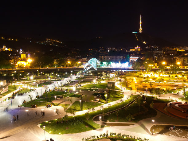 第比利斯,格鲁吉亚。黄昏的灯光荡漾在库拉河上，桥上图片下载