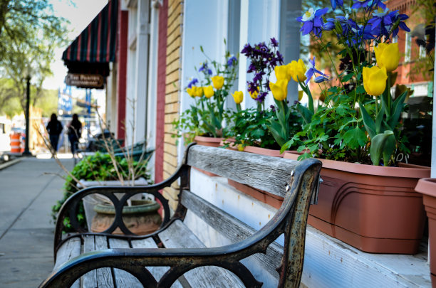 人坐在椅子上图片下载