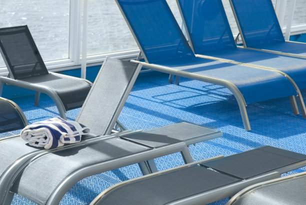 游船甲板上蓝色和灰色的躺椅图片下载