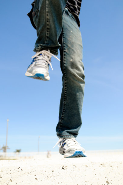 海滩上的跳跃男孩图片下载