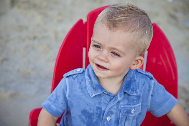 幼童在红椅子近距离图片下载