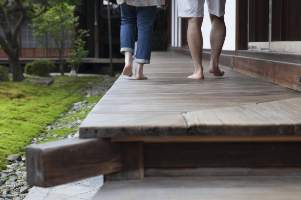 走在寺庙前图片下载