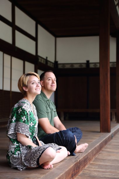 游客杯放松在日本寺庙图片下载