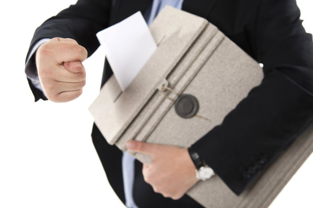 一个拿着邮筒的男人，举着无花果牌图片下载