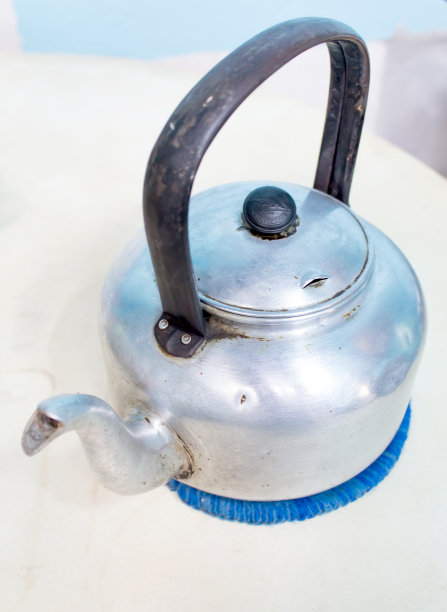 带有划痕纹理的旧金属水壶图片下载