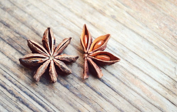 木桌上放着香辣的八角图片下载