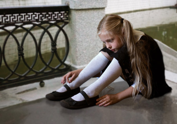 体贴可爱的小女孩坐在台阶上图片下载