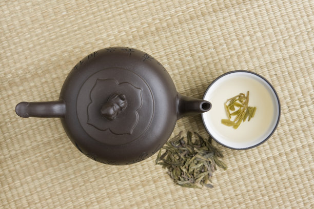 泥茶壶，配一杯绿茶图片下载