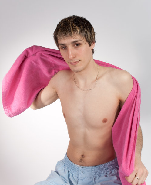 拿着粉色毛巾的年轻人图片下载