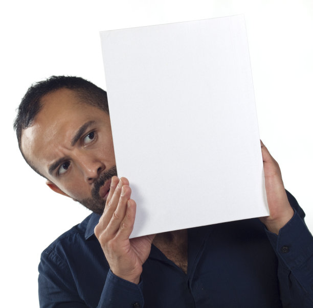 留着胡子的人拿着一张空白的白画布图片下载