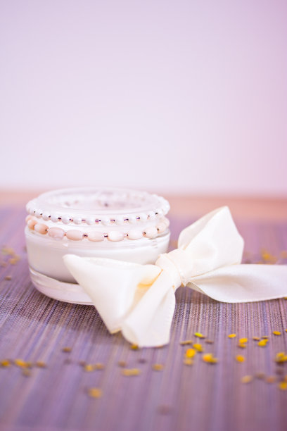 豪华水疗产品:保湿霜图片下载