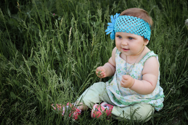 草丛中的孩子图片下载