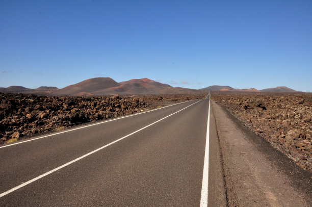 穿过熔岩场的道路图片下载