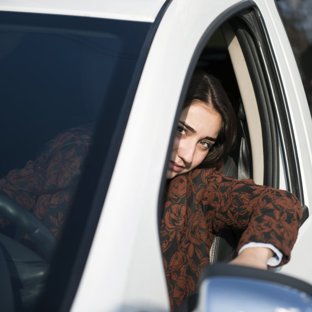 年轻漂亮的微笑女孩坐在车里图片下载