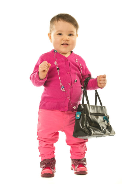 小女孩拿着手提包图片下载