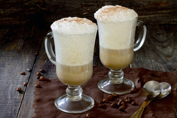 木桌上放着乡村风格的卡布奇诺图片下载