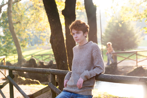 小女孩在公园里放松图片下载