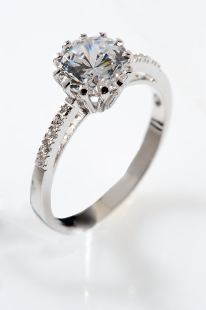 白金戒指与公主切割钻石素材图片