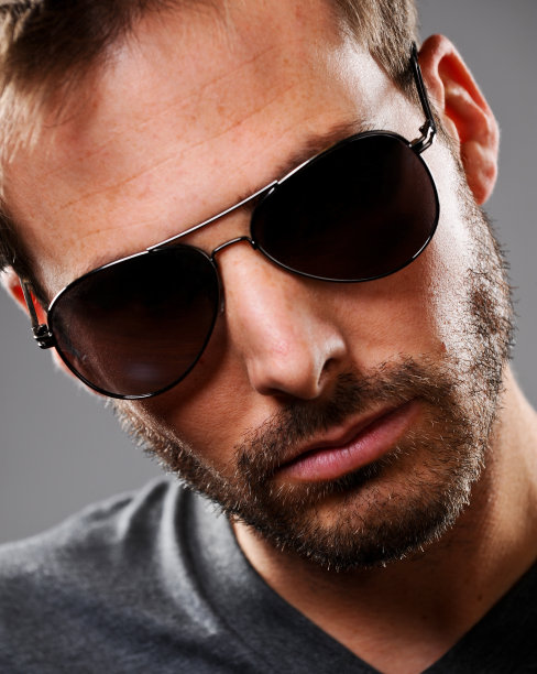 一个戴墨镜的年轻人的大头照图片下载