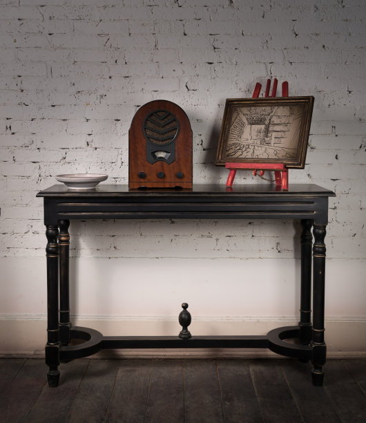 古董桌子上的老式木制收音机和画框图片下载