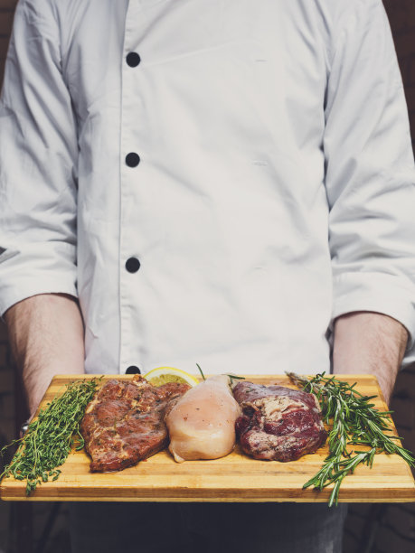 新鲜的猪肉，牛肉和鸡肉放在砧板上图片下载