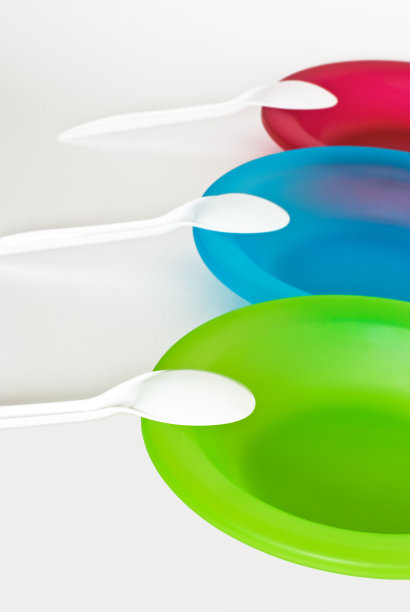 一排排的塑料盘子和勺子图片下载