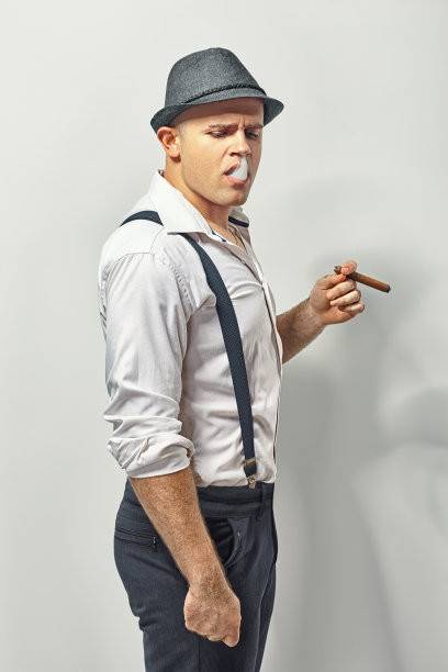 抽雪茄的型男图片下载