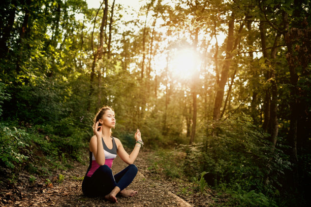 年轻女子在大自然中冥想，练习瑜伽图片下载