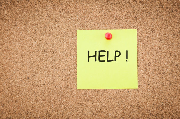 在软木板上有文字帮助的便利贴，商业概念图片下载