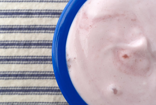 小碗黑樱桃希腊酸奶顶部近观图片下载