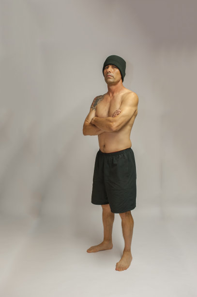 赤裸上身戴着无檐帽的男子看上去很强硬图片下载