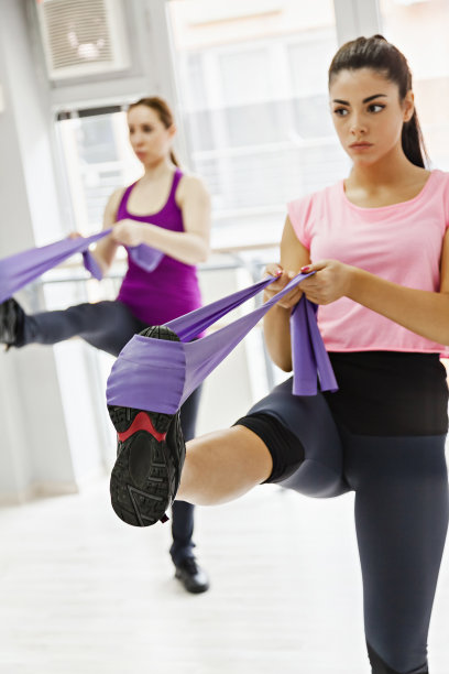 女性在健身房做拉伸运动图片下载