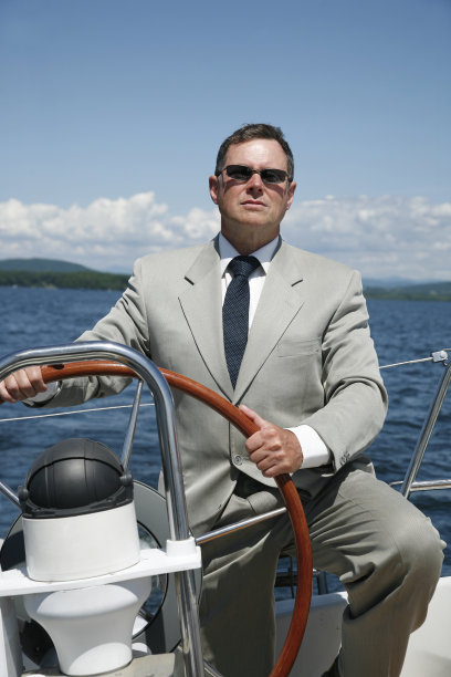 掌舵的商人图片下载