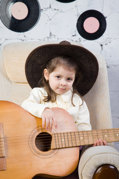 小女孩的肖像，手里拿着一把吉他图片下载