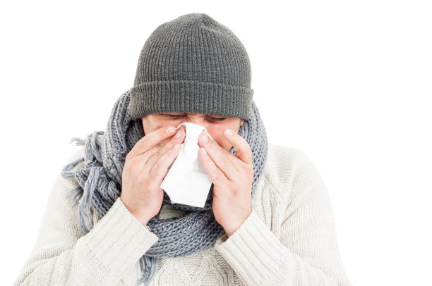 戴着帽子、围巾和毛衣的冷男人图片下载