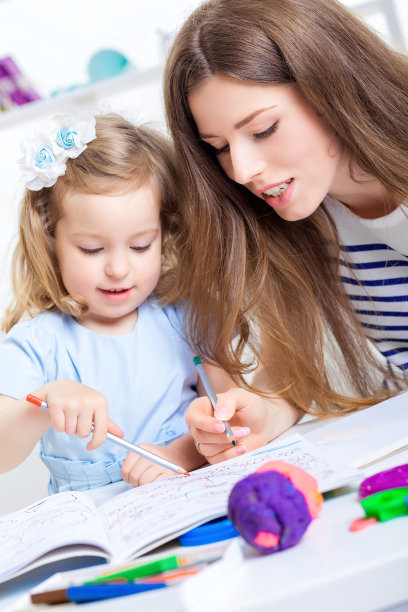 妈妈和女儿在一起图片下载