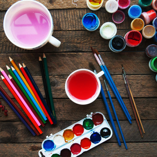 绘画的艺术。油漆桶在木材背景上。图片下载