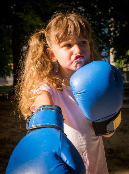 小女孩戴着拳击手套图片下载